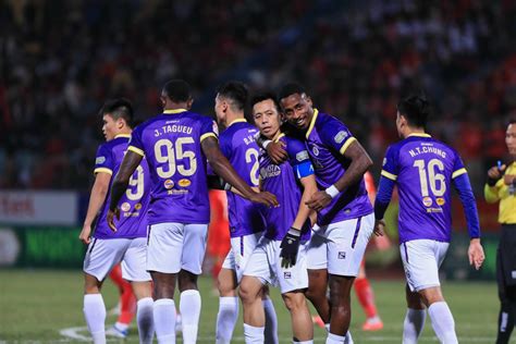 Văn Quyết ghi bàn giúp Hà Nội FC thắng trận derby thủ đô