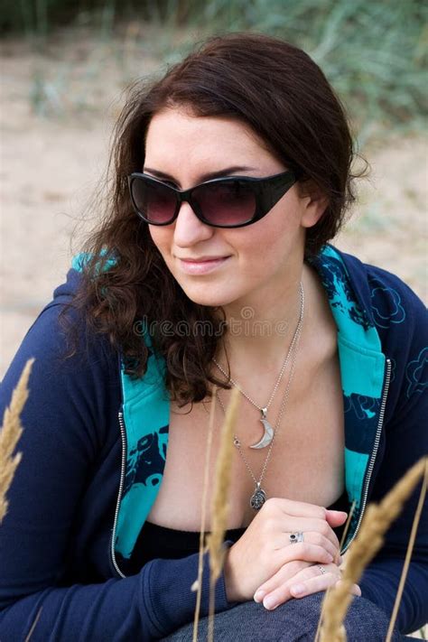 Jeune Brunette Dans Des Lunettes De Soleil Photo Stock Image Du Femelle Bonheur