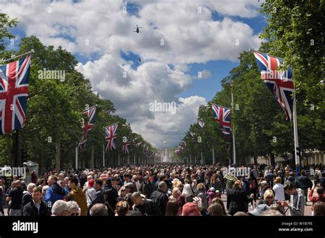 Buckingham Palace Crowds Hi Res Stock Photography And Images Alamy