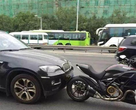 寶馬x6追尾摩托，寶馬車主下車看了一眼摩托車後嚇壞了！ 每日頭條