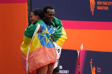 Los ganadores cruzan la línea de meta en el maratón de la ciudad de