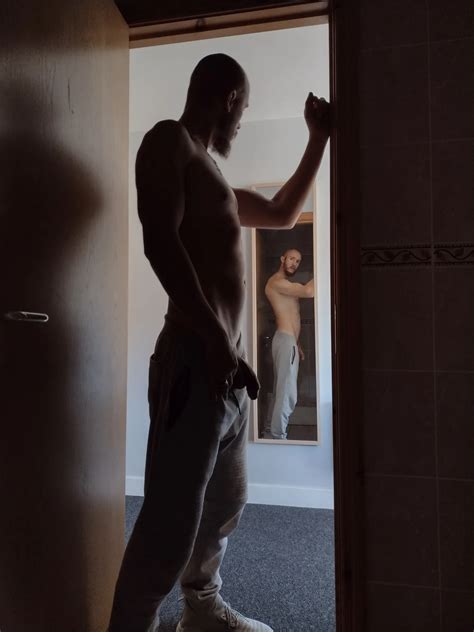 Posing Nude In Doorway Nude Pics Xhamster