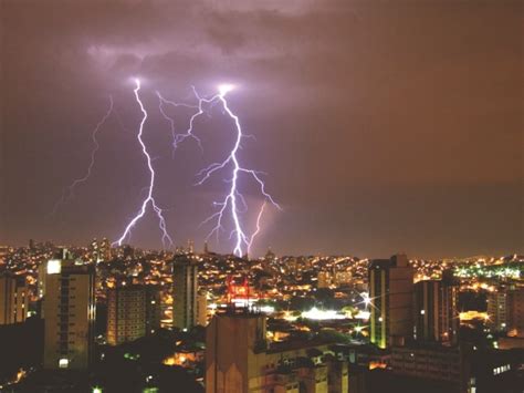 Mais de 1 mil raios atingiram Uberlândia durante o temporal registrado