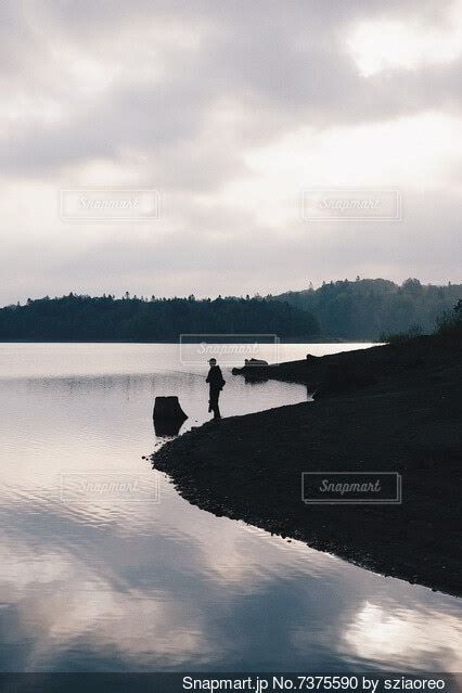 湖のほとりで釣りをする人の写真・画像素材[7375590] Snapmart（スナップマート）