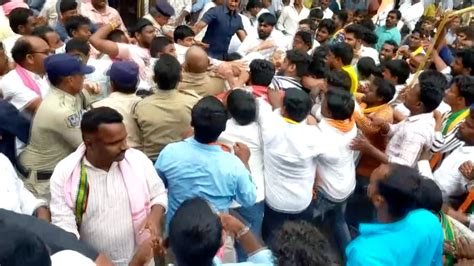 Telangana Clash Between TRS BJP Workers During Munugode By Election