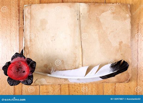 Libro Viejo Con La Pluma Y La Vela De La Pluma Imagen De Archivo