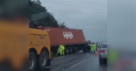 Carreta Tomba Na Br 101 E Provoca Congestionamento De 8 Km Em Biguaçu