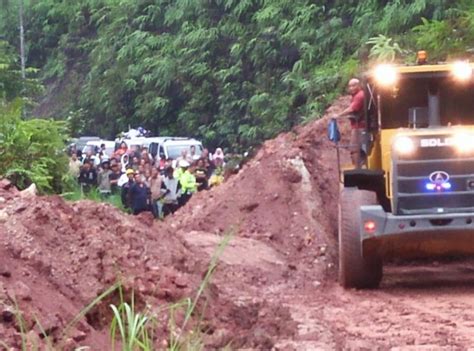 Longsor Di Jalan Lintas Riau Sumbar Sistem Buka Tutup Untuk Lalu