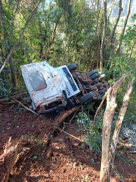 Motorista fica ferido após caminhão tombar no Meio Oeste