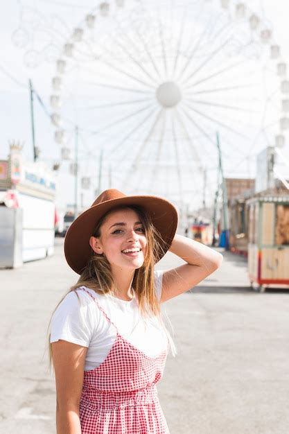 Blonde Jeune Fille Dans Le Parc D Attractions Photo Gratuite