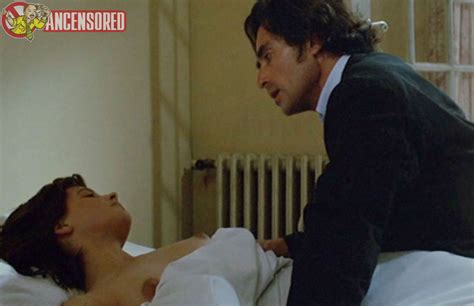 Naked Juliette Binoche In La Vie De Famille