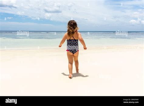 Kleines Mädchen im Bikini auf dem idyllischen Strand Anse Baleine Mahe Island Seychellen