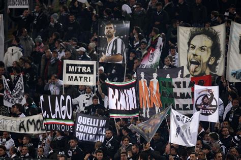 Chi non salta è napoletano è lo sfottò dei tifosi della Juventus VIDEO