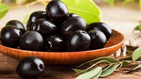 Olives Noires Lhuile Litalienne Fa On Simple De Conserver Les