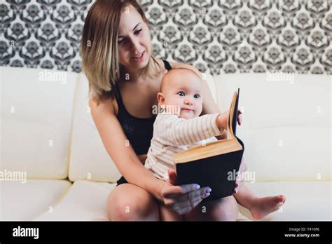 Una joven madre con su bebé en blanco Fotografía de stock Alamy