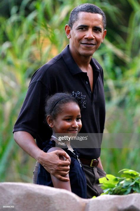 U.S. President Barack Obama and his youngest daughter Sasha walk ...