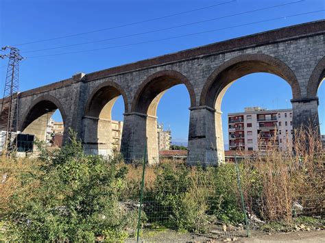 Un Parco A Camaro Al Posto Delle Baracche Sotto Il Ponte Della Ferrovia