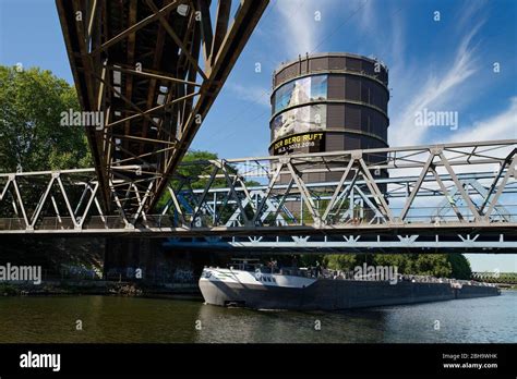 Rhein Herne Kanal Mit Blick Auf Den Gasometer Oberhausen Nordrhein