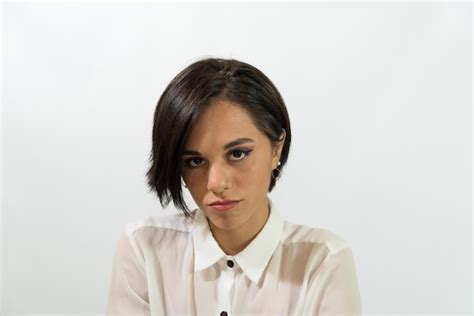 Joven Mujer Latina Pelo Corto Enojado Y Aburrido Camisa Blanca Fondo Neutro Foto Premium