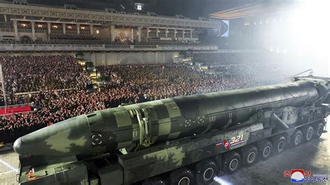 Bei Milit Rparade Nordkorea Zeigt Verbotene Atomwaffenf Hige Raketen