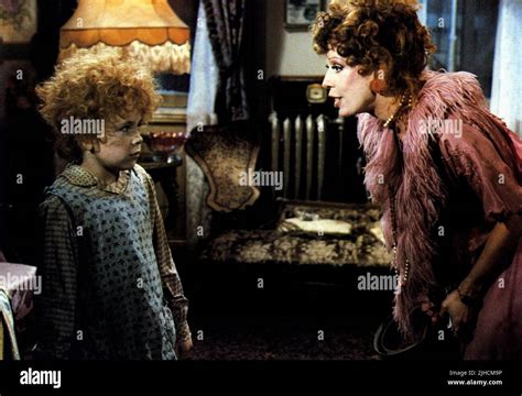 Annie 1982 Aileen Quinn John Hi Res Stock Photography And Images Alamy