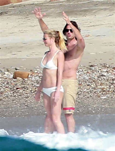 Gwyneth Flashes Lumpy Booty With Boyfriend Brad Falchuk In Mexico