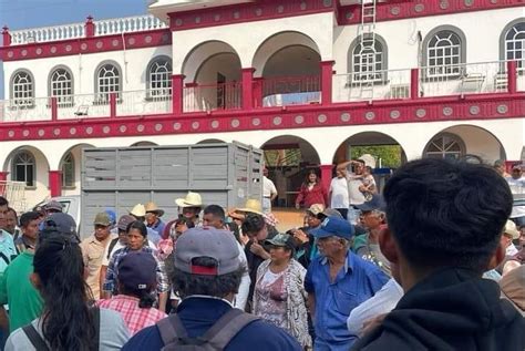 El Heraldo De Tuxpan Toman Palacio Municipal De Pajapan