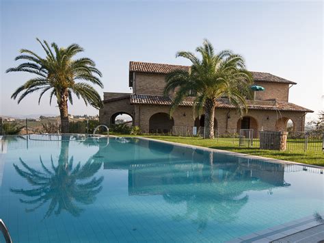 Castorano Agriturismo Nelle Marche Con Piscina Agriturismo Castrum