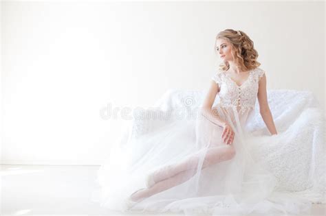 Belle Fille Dans La Lingerie Se Reposant Sur Un Mariage Blanc De Divan Image Stock Image Du