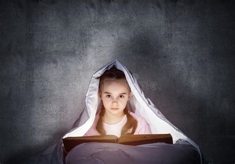 Little Girl Reading Book in Bed Stock Image - Image of child, dream ...