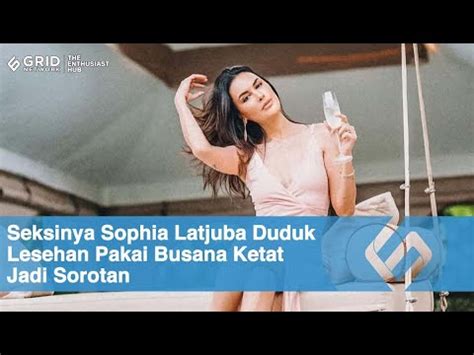 Seksinya Sophia Latjuba Duduk Lesehan Pakai Busana Ketat Jadi Sorotan