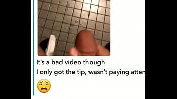 Acariciando la polla en el trabajo en el baño en s XVIDEOS