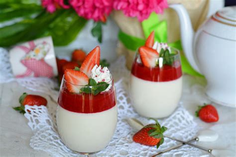 Waniliowa Panna Cotta Z Truskawkami Przepis Przyslijprzepis Pl