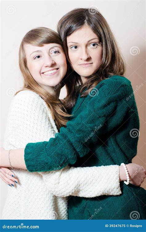 Portrait D étreindre Amical De Deux Jeunes Femmes Adorables Attirantes