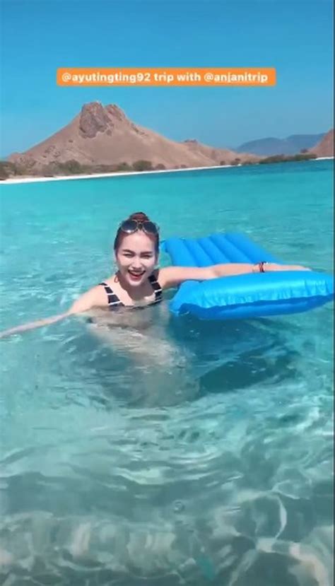 Asyik Berenang Di Pantai Ayu Ting Ting Pede Pakai Bikini Super Seksi