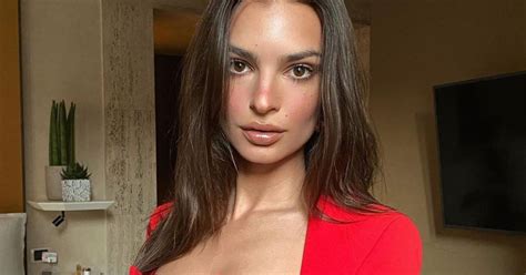 Emily Ratajkowski en micro bikini et string léopard affriolant la top se met à NU dans les rues