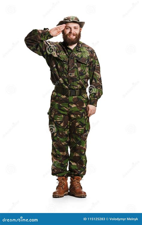 Uniforme Vestindo Da Camuflagem Do Soldado Novo Do Ex Rcito Isolado No