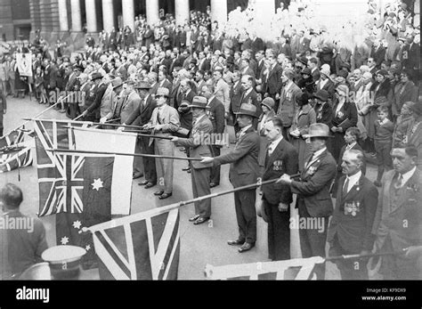 51060 Anzac Day Ceremony At Cenotaph Martin Place Stock Photo Alamy