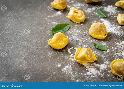 Pasta Tradicional Italiana Tortellini Foto De Archivo Imagen De