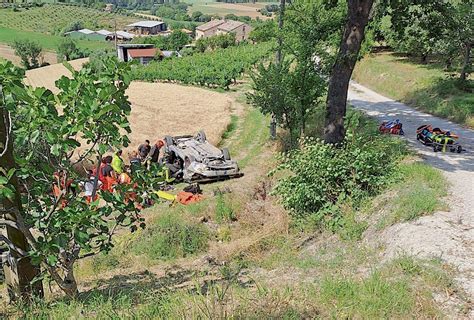 Incidente A SantElpidio A Mare Auto Finisce Nella Scarpata Feriti