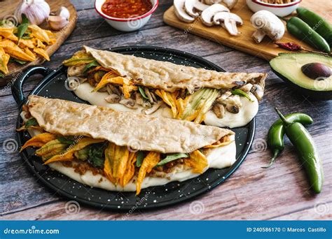 Quesadillas Mexicanas Con Calabaza Flor Epazote Hojas Queso Oaxaca O