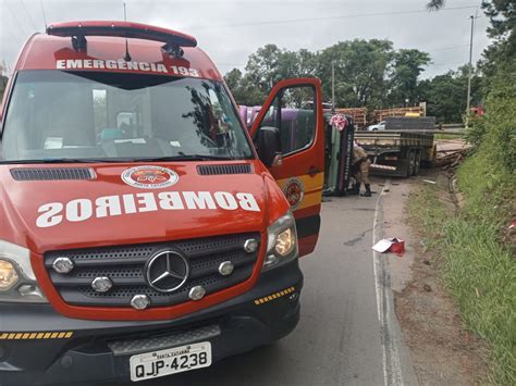 Carreta Carregada Com Toras De Madeira Tomba Sc 477 Em Papanduva