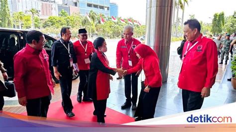 Disambut Ganjar Dan Istri Megawati Tiba Di Rakernas Iv Pdip