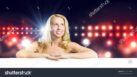 Nude Girl Standing Behind White Blank库存照片 Shutterstock