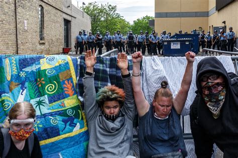 Noche De Violentas Protestas En Minneapolis Por Muerte De Afroamericano