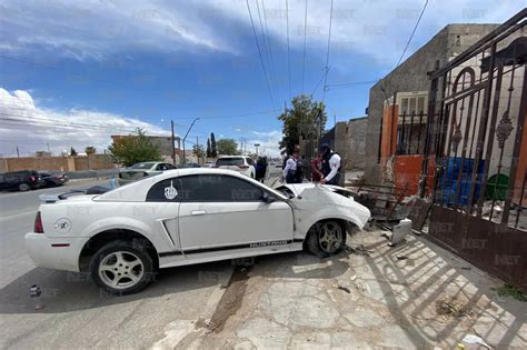 Conductor De Mustang Se Impacta Contra Vivienda