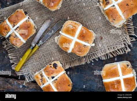 Hot Cross Buns Traditional Easter Food Stock Photo Alamy