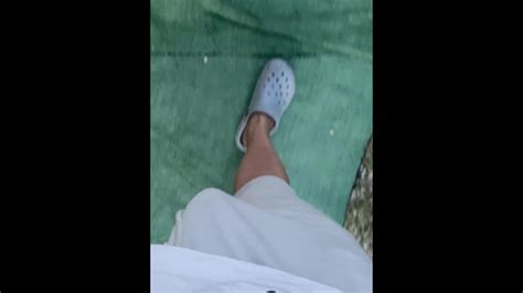 我的大鸡巴的凸起是如此明显以至于任何人都不可能在公园里不抓住我 Pornhub Gay