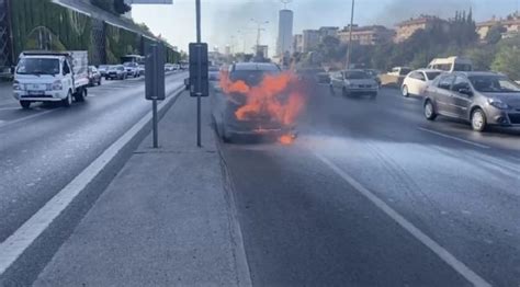 Maltepe D 100 Karayolunda Hafif Ticari Aracın Motorunda Yangın Çıktı