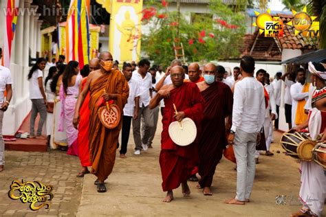 දහවල් බුද්ධ පූජාව සඳහා තංගල්ලේ හේනකඩුව රජමහා විහාරස්ථානයට පැමිණි විට